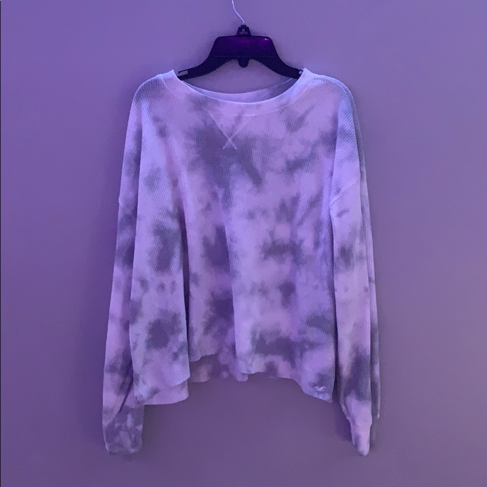 grey/white tie dye shirt